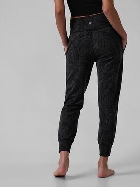Athleta Salutation Textured Joggers- Dreamwaver Black Paisley